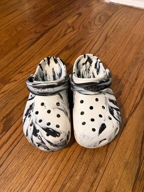 Crocs Classic Marbled Clog Shoes Black White Tie Dye Women's Size 7 men's size 5